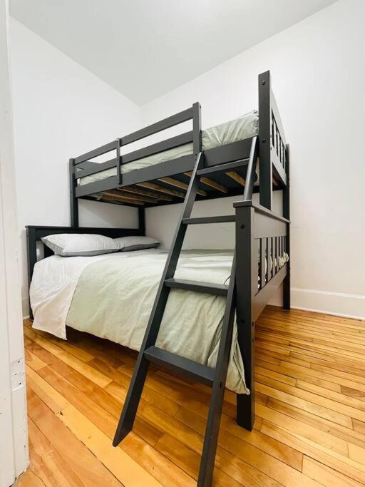 Charming 3br Getaway, Free Parking & Near Metro * Montreal