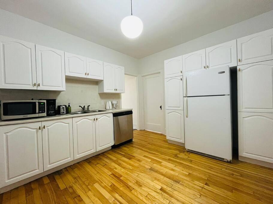 Apartamento Charming 3br Getaway, Free Parking & Near Metro Montreal